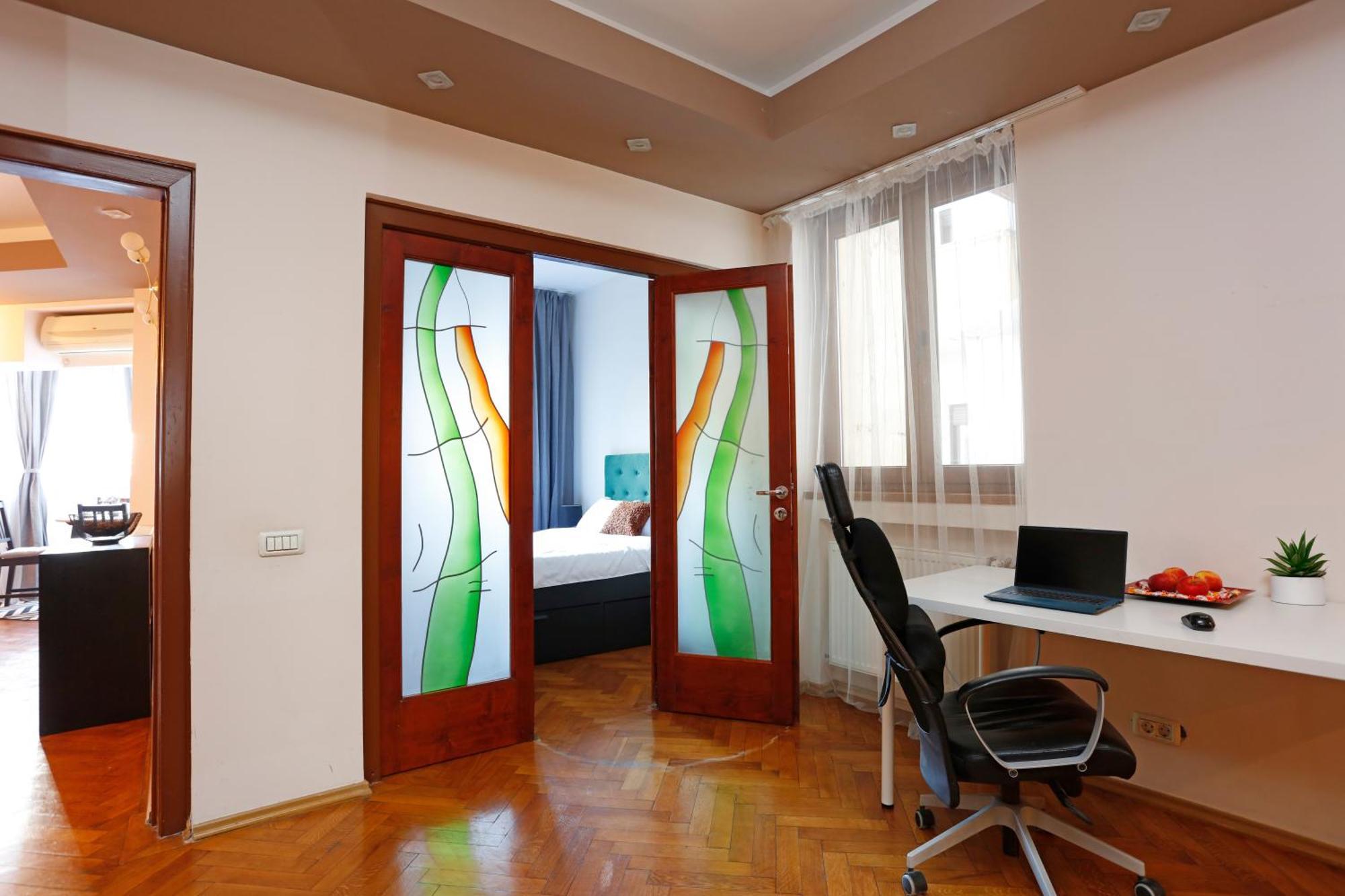 Peaceful Getaway - Generous 3-Bedroom Sanctuary - Close To Historic Old Town Bucarest Extérieur photo