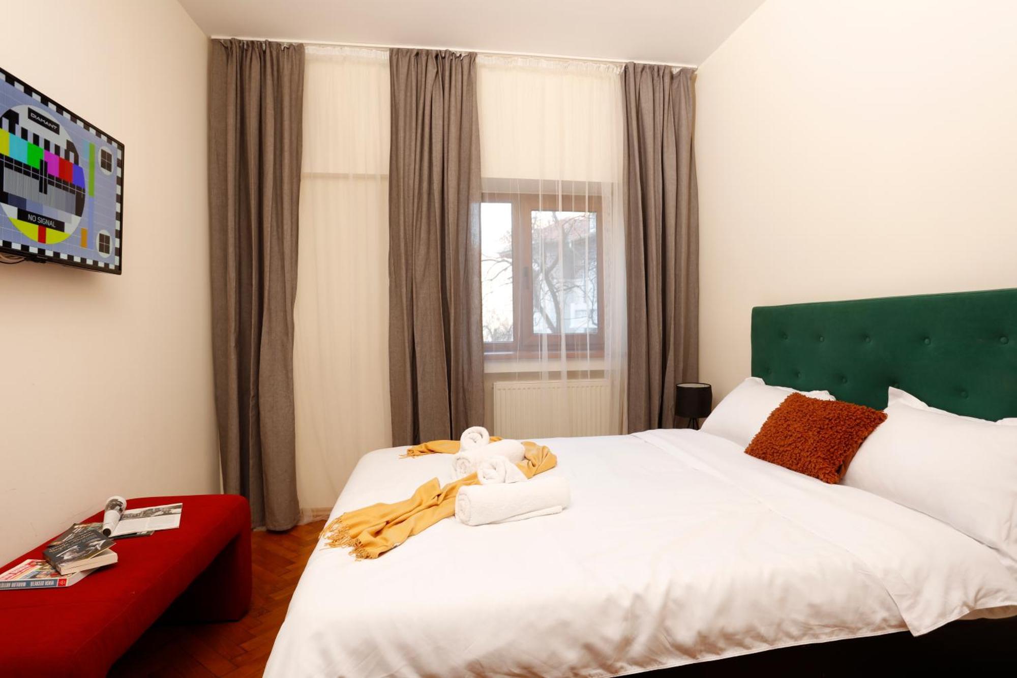 Peaceful Getaway - Generous 3-Bedroom Sanctuary - Close To Historic Old Town Bucarest Extérieur photo