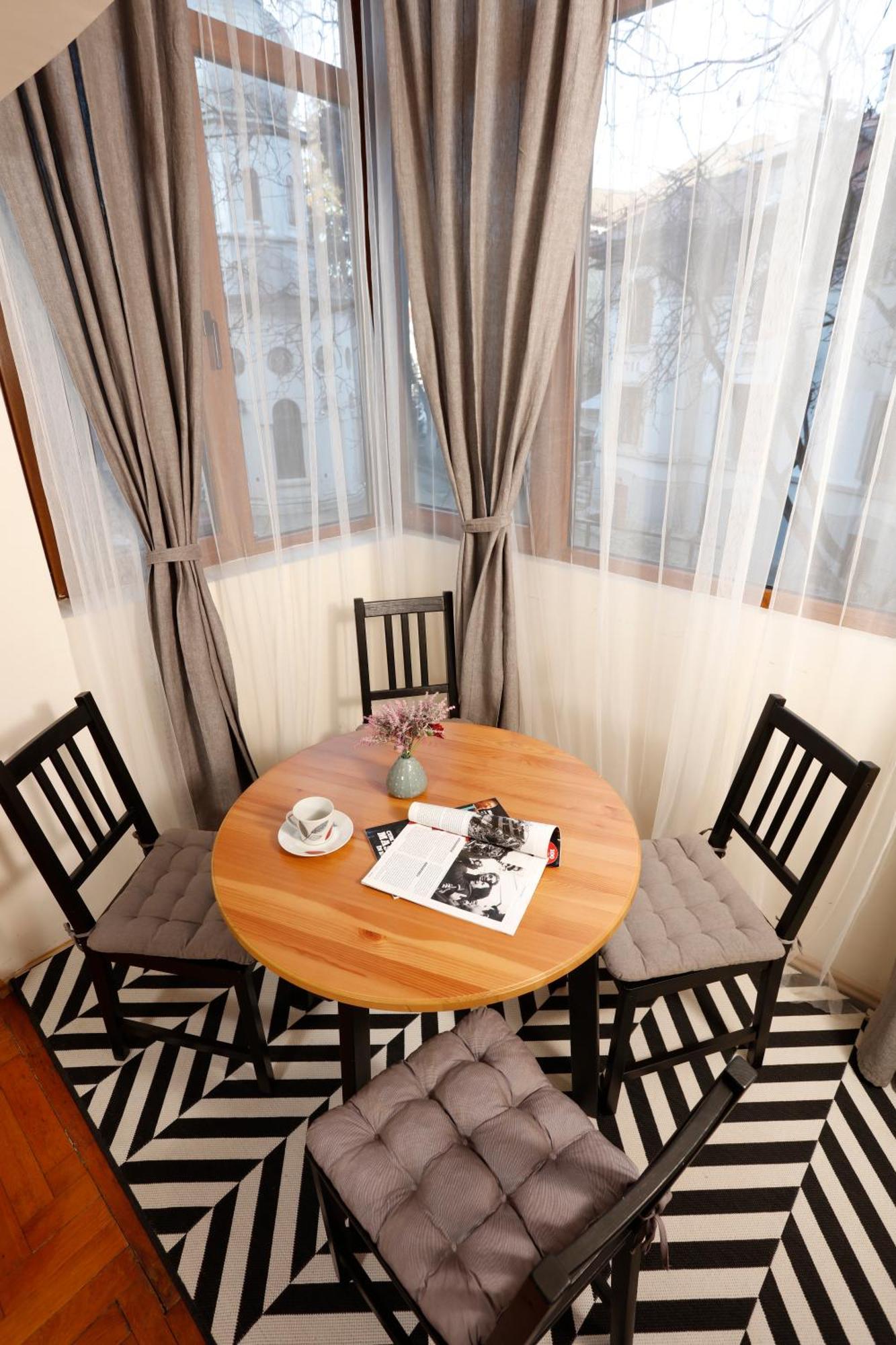 Peaceful Getaway - Generous 3-Bedroom Sanctuary - Close To Historic Old Town Bucarest Extérieur photo