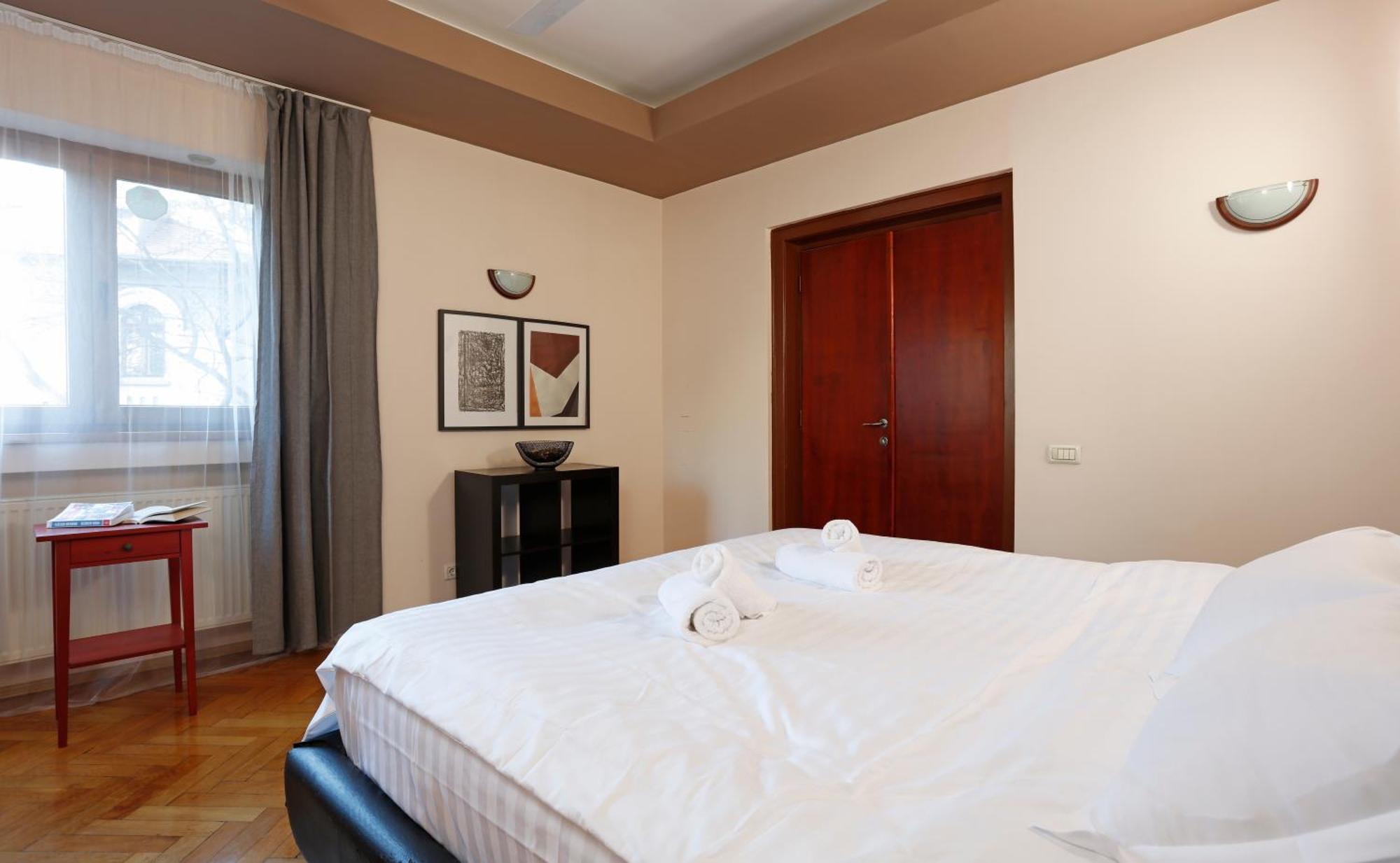 Peaceful Getaway - Generous 3-Bedroom Sanctuary - Close To Historic Old Town Bucarest Extérieur photo