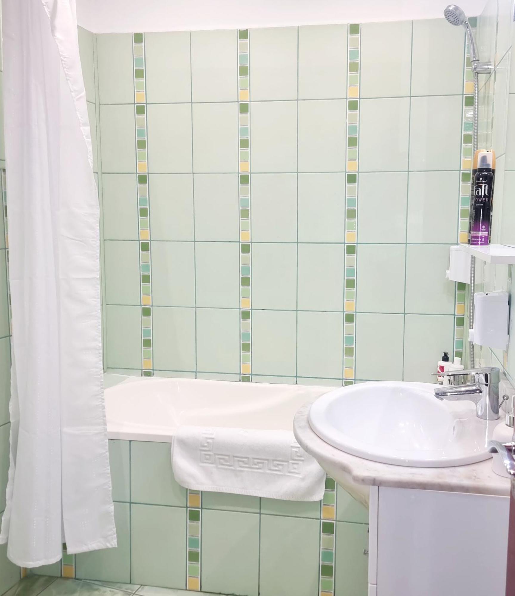 Peaceful Getaway - Generous 3-Bedroom Sanctuary - Close To Historic Old Town Bucarest Extérieur photo