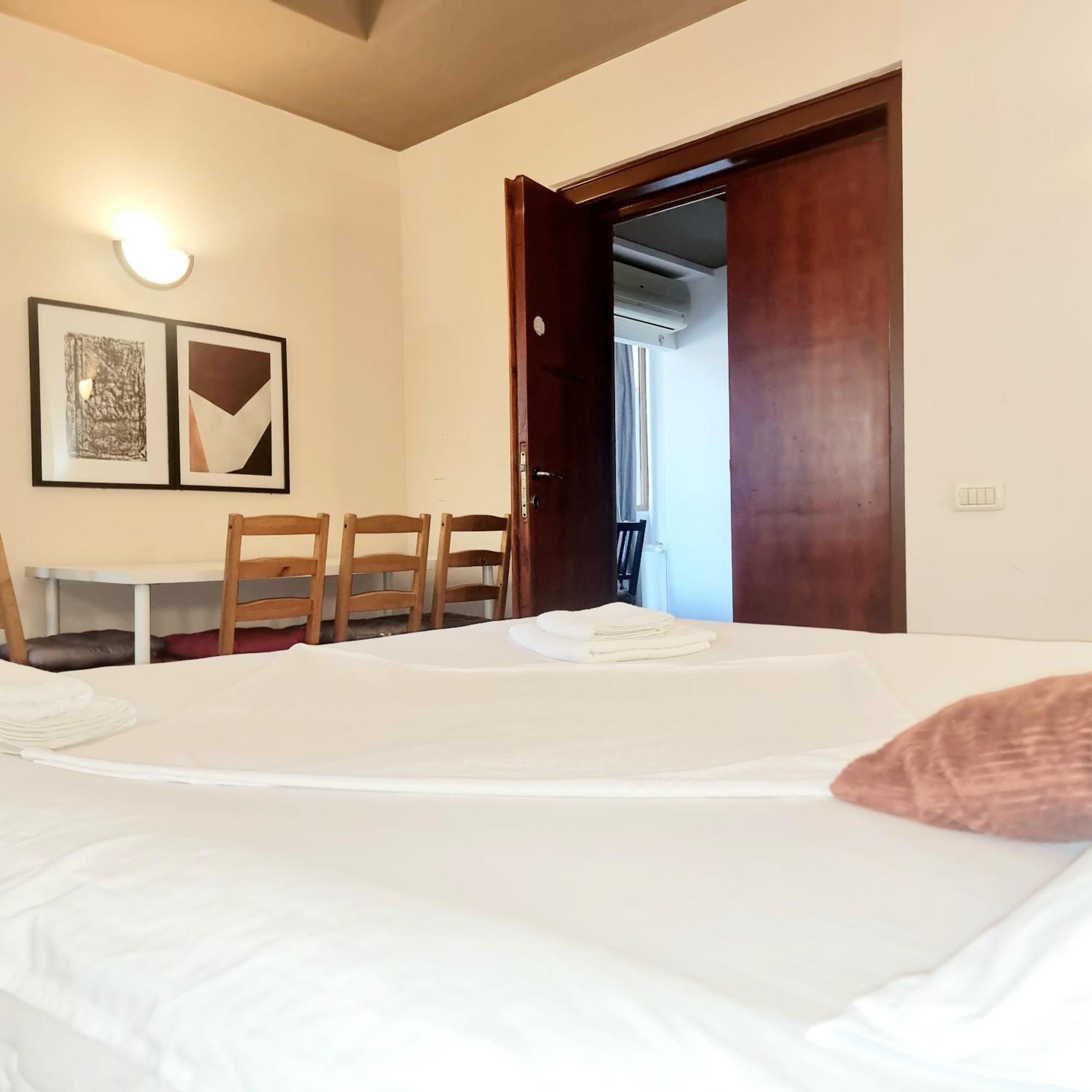 Peaceful Getaway - Generous 3-Bedroom Sanctuary - Close To Historic Old Town Bucarest Extérieur photo