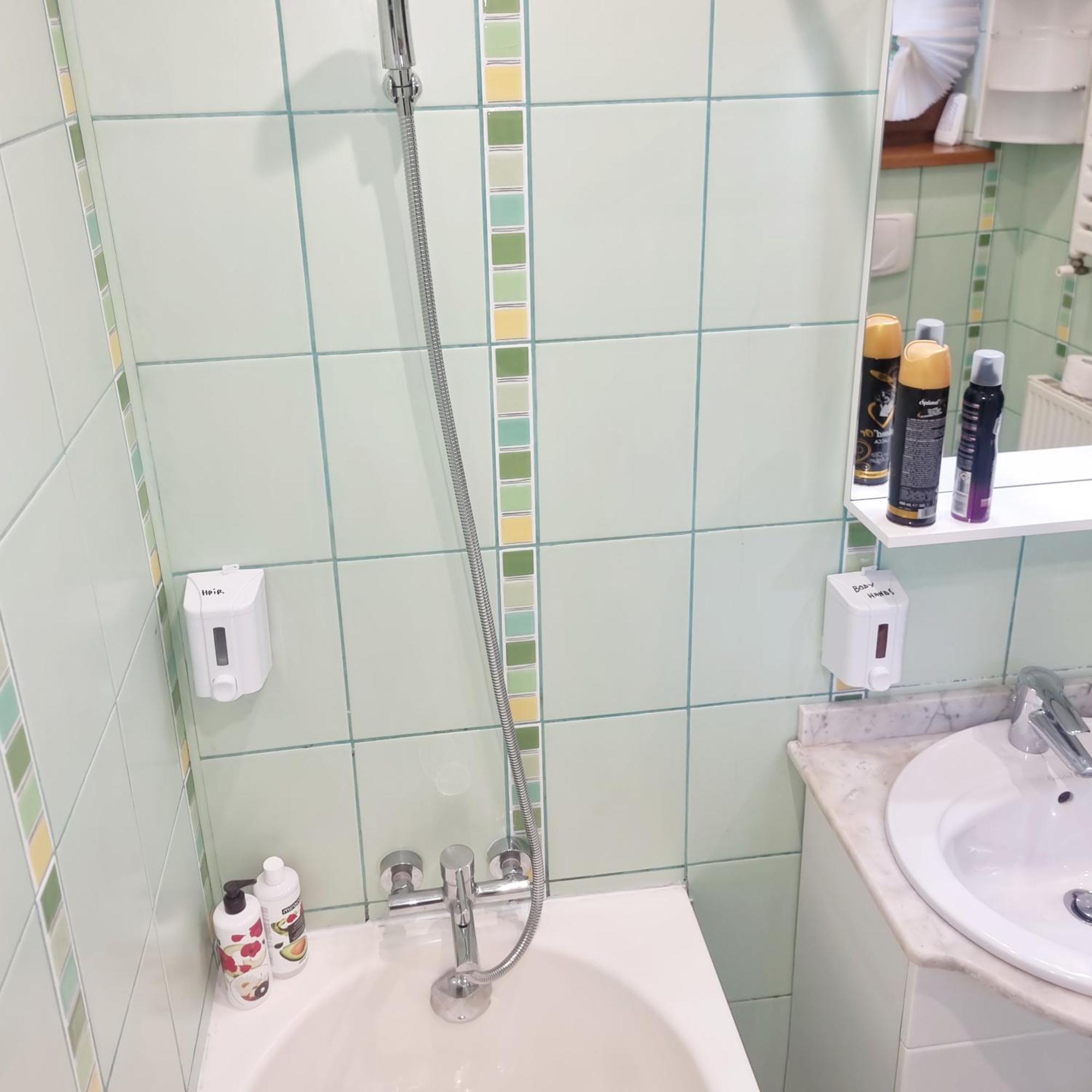 Peaceful Getaway - Generous 3-Bedroom Sanctuary - Close To Historic Old Town Bucarest Extérieur photo