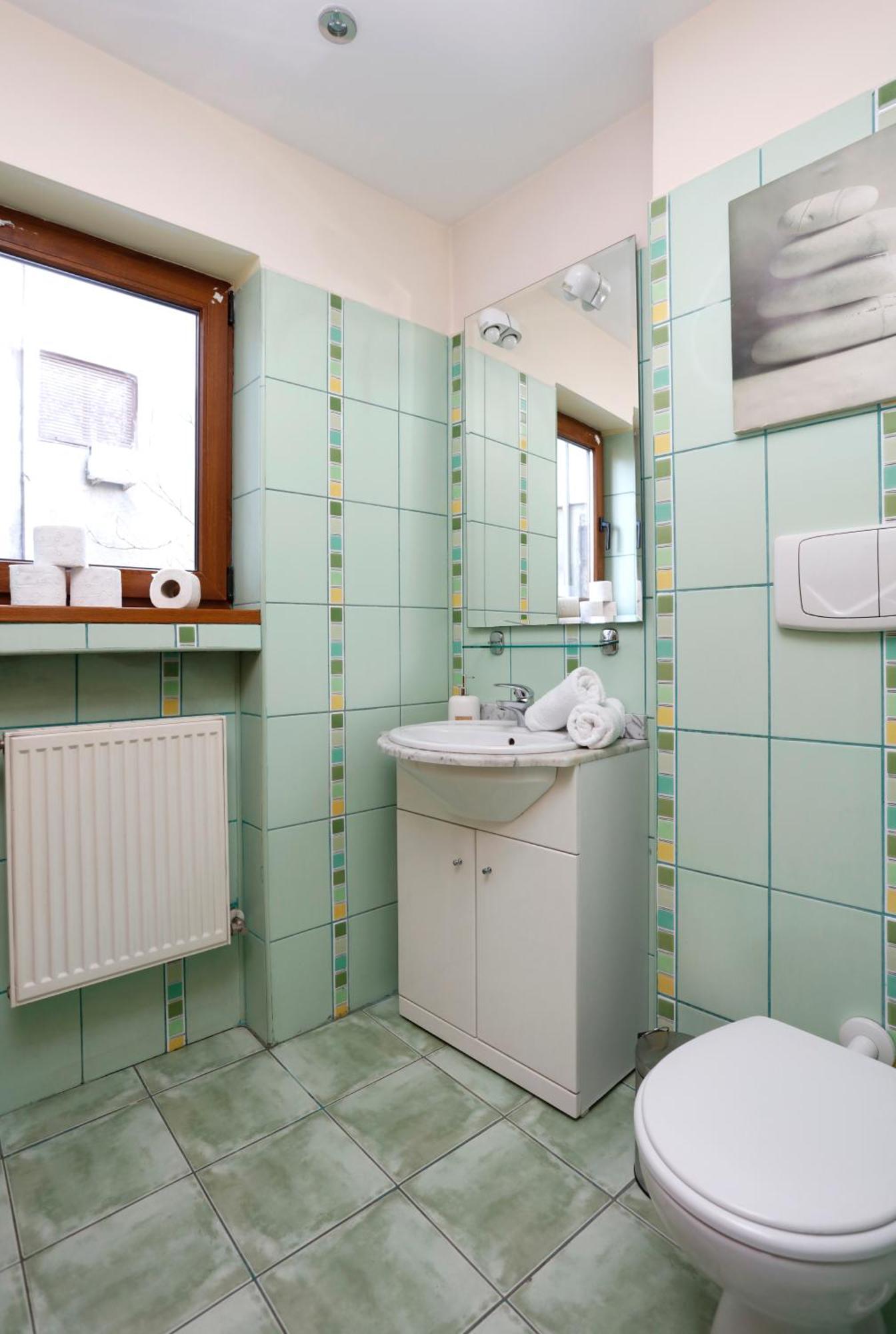 Peaceful Getaway - Generous 3-Bedroom Sanctuary - Close To Historic Old Town Bucarest Extérieur photo