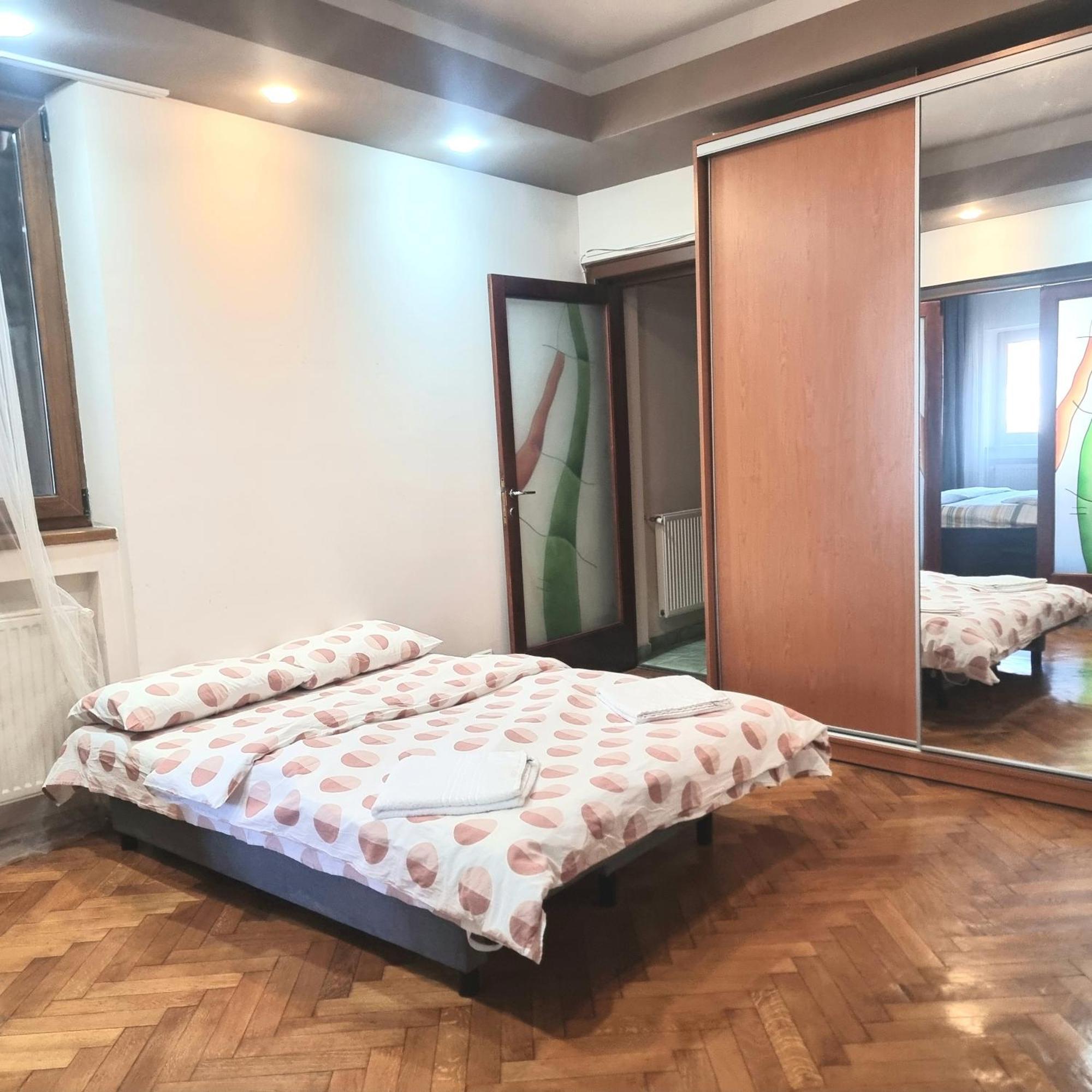 Peaceful Getaway - Generous 3-Bedroom Sanctuary - Close To Historic Old Town Bucarest Extérieur photo