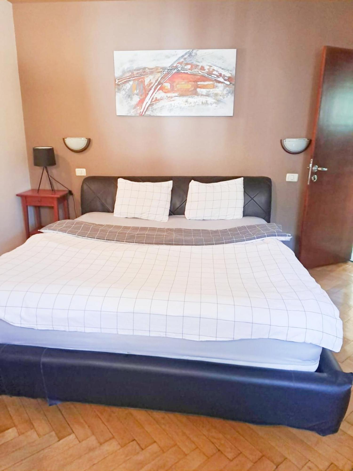 Peaceful Getaway - Generous 3-Bedroom Sanctuary - Close To Historic Old Town Bucarest Extérieur photo