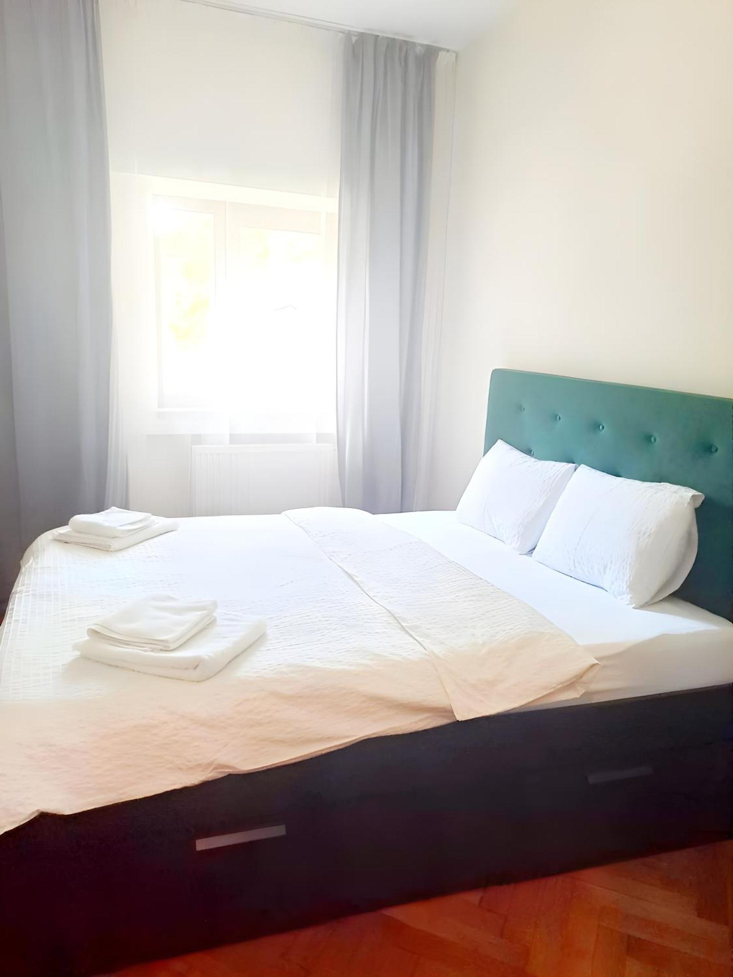 Peaceful Getaway - Generous 3-Bedroom Sanctuary - Close To Historic Old Town Bucarest Extérieur photo